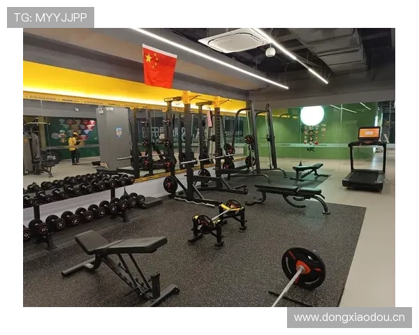 孙铭徽训练完直接拎两袋蛋白粉去接娃，这爹当的比健身房私教还狠