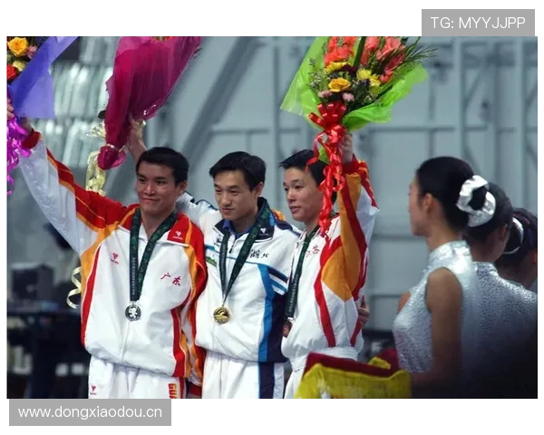 杨威领奖台上冷得像雕像，他家随手一拍比我这辈子存款还讲究，我服了